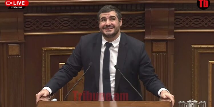 Լարված իրավիճակ ԱԺ-ում․ Սիմոնյանը նկատողություն տվեց ընդդիմադիր պատգամավորին