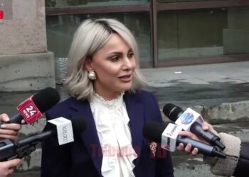 Դավիթ Համբարձումյանին ծափահարություններով դատարանից ճանապարհեցին տուն