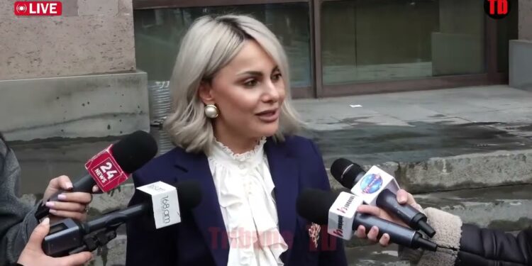 Դավիթ Համբարձումյանին ծափահարություններով դատարանից ճանապարհեցին տուն