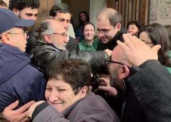 Ինչպես են Գյումրիում դիմավորում սրբազանին, ծնկի գալիս ու երգում