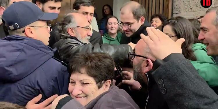 Ինչպես են Գյումրիում դիմավորում սրբազանին, ծնկի գալիս ու երգում