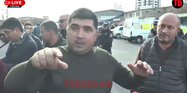 Մաման կռավատի միջից զանգել ա, ասում ա՝ երեխուս զգույշ կտանես դպրոց, պապայի գործ ենք անում. վարորդ