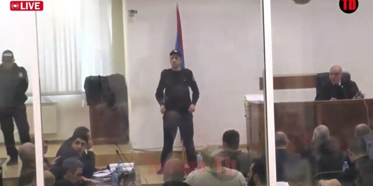 Լարված իրավիճակ դատարանում, Բագրատ սրբազանը բարկացավ