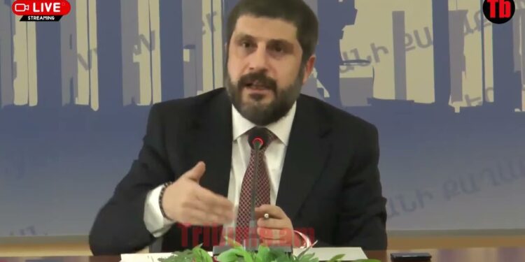 Մարդաբոյ փոսերից ձեր մեքենան չի՞ տուժել, ինչպե՞ս եք երթևեկում, չե՞ք տեսնում փոսերը