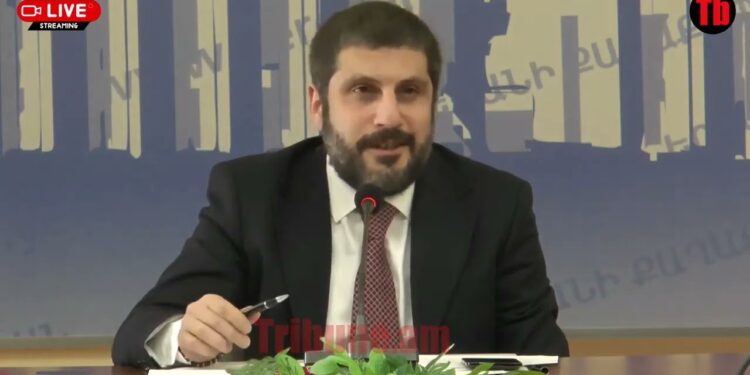 Վարորդներն ինչպե՞ս վերանորոգեն փոսերի հետևանքով վնասված իրենց մեքենաները․ լրագրողը՝ փոխքաղաքապետին