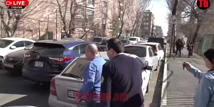 Արդեն կարողանում եմ քայլել. Նարեկ Սամսոնյանին ուղեկցում են տուն