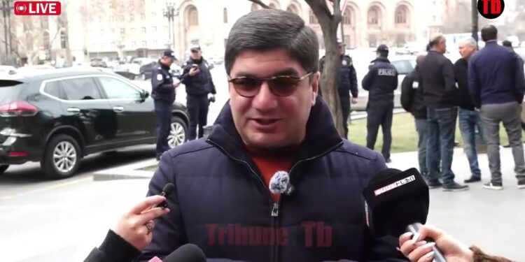 Թքել-կպցրել են ասֆալտը մնացած տեղերում, իսկ Ավինյանի հոր տան դիմաց իդեալական ասֆալտ է