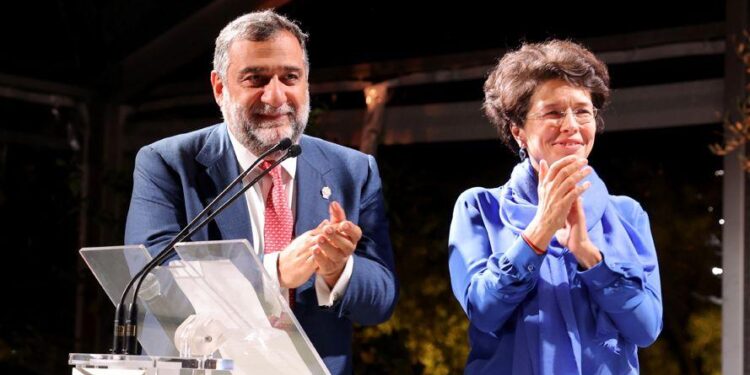 Լուսանկարում՝ Ռուբեն Վարդանյանը կնոջ՝ Վերոնիկա Զոնաբենդի հետ «Ավրորա» մրցանակի շնորհման արարողությանը Սուրբ Ղազար կղզում․ հոկտեմբերի 9, 2021 թ․, Վենետիկ, Իտալիա