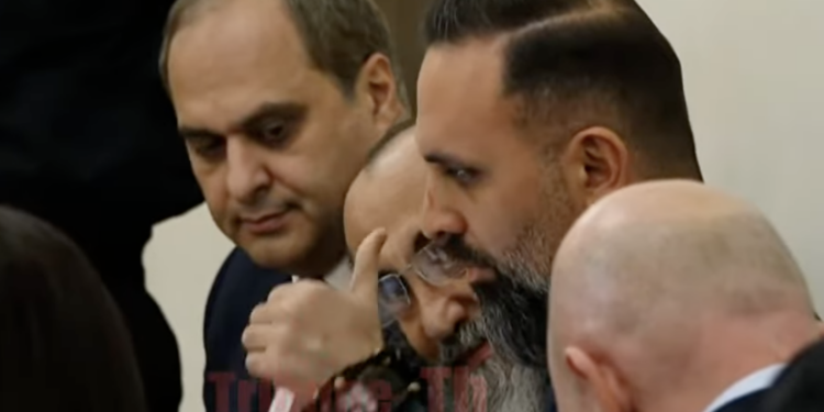 Աստված օգնակա՜ն, սրբազան հայր. ծափահարություններ` դատարանի դահլիճում