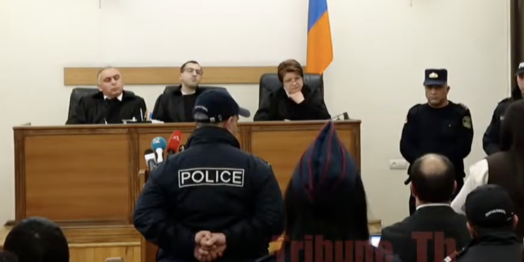 Ձեր տոնը փոխե՛ք, ուրիշ տոն չունեմ, այս գործը քաղաքական խիստ ճնշման տակ է