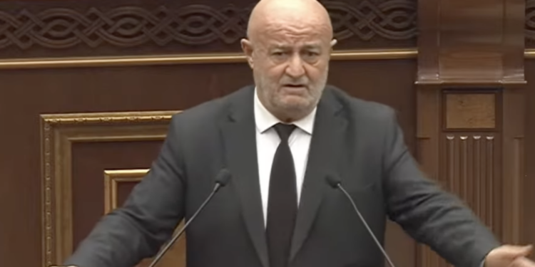 Աղազարյանը ոտանավոր է ասում ԱԺ-ում