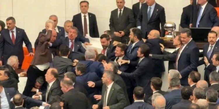 Ծեծկռտուք Թուրքիայի խորհրդարանում. նորանշանակ նախարարը երդվեց