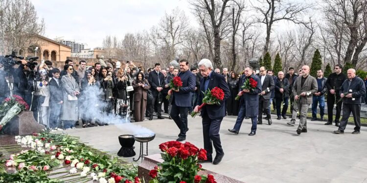 Սերժ Սարգսյանը հարգանքի տուրք է մատուցել Անդրանիկ Մարգարյանի հիշատակին