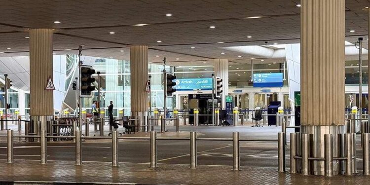 Դուբայի միջազգային օդանավակայանը թռիչքների դադարեցումից հետո մասամբ վերսկսել է աշխատանքը