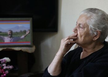 2020 թվականի պատերազմում զոհված Գևորգ Հաջյանի մայրը՝ Սոսե Հաջյանը, Անճարի իր տանը 2020թ. հոկտեմբերի 21-ին Լուսանկարը` REUTERS/Mohamed Azakir