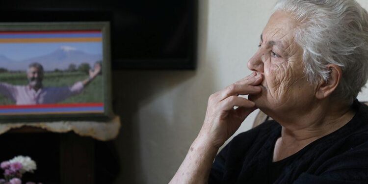 2020 թվականի պատերազմում զոհված Գևորգ Հաջյանի մայրը՝ Սոսե Հաջյանը, Անճարի իր տանը 2020թ. հոկտեմբերի 21-ին Լուսանկարը` REUTERS/Mohamed Azakir