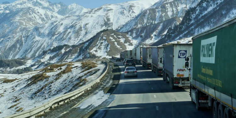 Վերին Լարսում սահմանափակվել է բեռնատարների երթևեկությունը