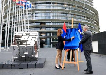 Հայկական տառերը՝ Եվրոպական խորհրդարանի մոտ․ Ստրասբուրգում բացվեց Հայոց այբուբենի հուշարձանը