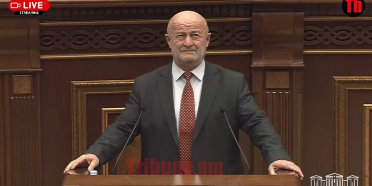 Կլռե՛ք, կարգի՛ հրավիրեք. Ալեն Սիմոնյանի պահվածքը՝ ընդդիմադիրների հետ