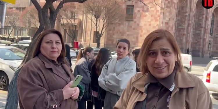 Մեր տղաների ծառայության ժամկետը ևս կրճատեք․ ակցիա՝ կառավարության դիմաց