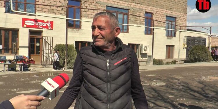 Շտապօգնության մեքենան ջարդվեց, մնաց ճանապարհին․ սա ասֆալտի տնազ ա