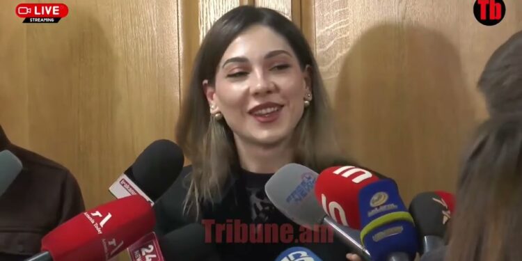 Գալյանի հայացքն ու ոտից գլուխ լրագրողներին չափելը. Ինձ չընդհատեք