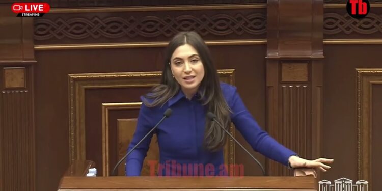 Լարված իրավիճակ ԱԺ-ում․ մի ավտոբուս անհայրենիք, անհավատները պետք է անհետանան մեր կյանքից