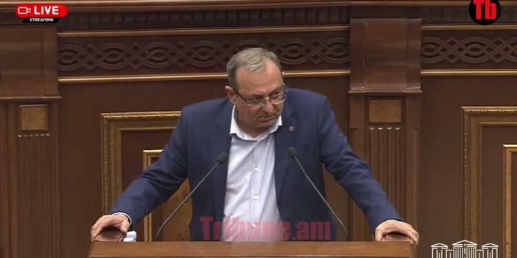 Նախկին նախագահների հետ անգամ չեք կարող համեմատվել․ նրանք արժանապատվություն են ունեցել․ Մինասյան