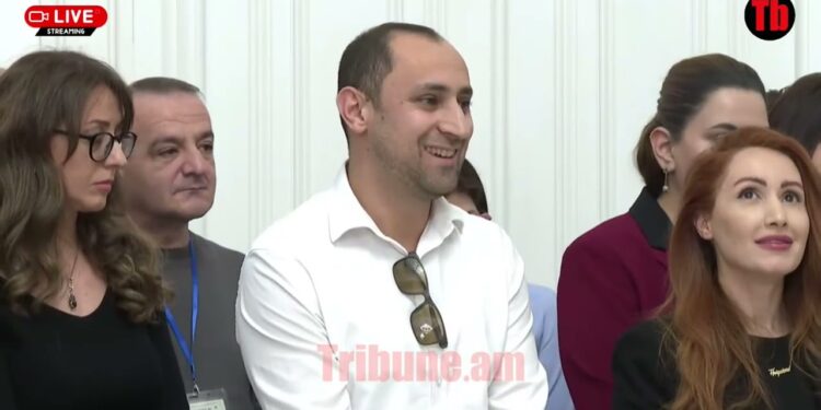 Ձեր ծնոտին հագցրել են…Գլուխը պատի՛ն ա տվել.լրագրողի ու Փաշինյանի վեճը