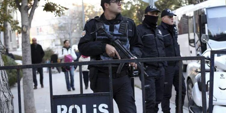 Թուրքիայում ոստիկանությունը հայտնաբերել է ութամյա տղայի, որին հայրը յոթ տարի թաքցրել է մորից