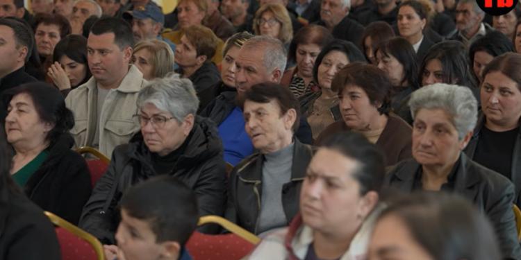 Այ ձեր ցավը տանեմ, հլը հարևան գելերին նայեք,մենք գելի դեմը ինչ ենք հանել կռիվ