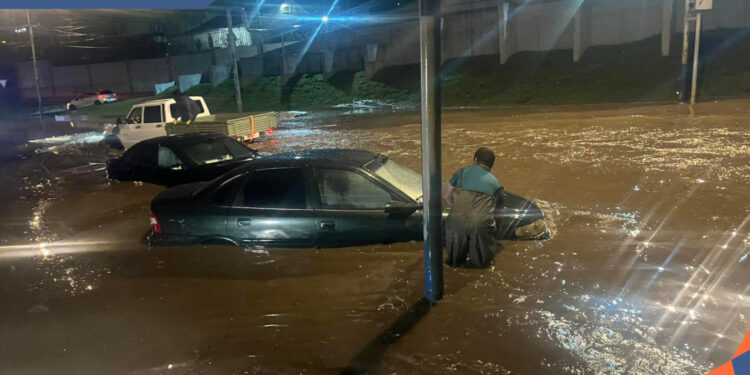 Երևանում հորդառատ անձրևից մեքենաներ են արգելափակվել