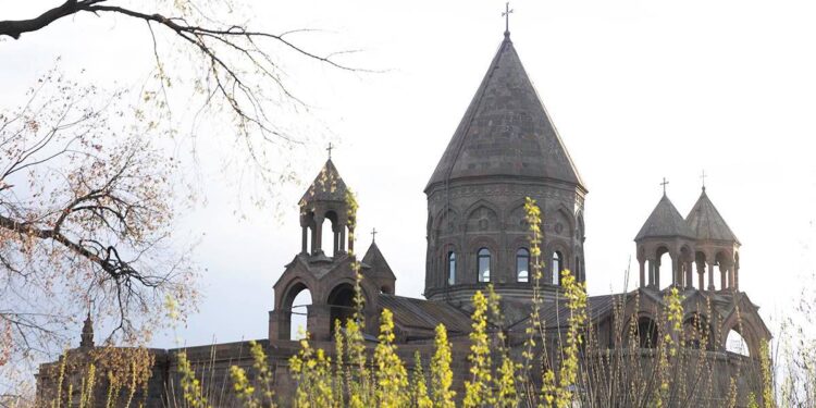 Մայր Աթոռը դատապարտում է ՔՊ ծրագրի՝ Եկեղեցուն վերաբերող դրույթները