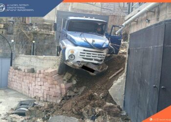 Բեռնատարը մխրճվել է բնակելի շենքի մեջ․ կա տուժած