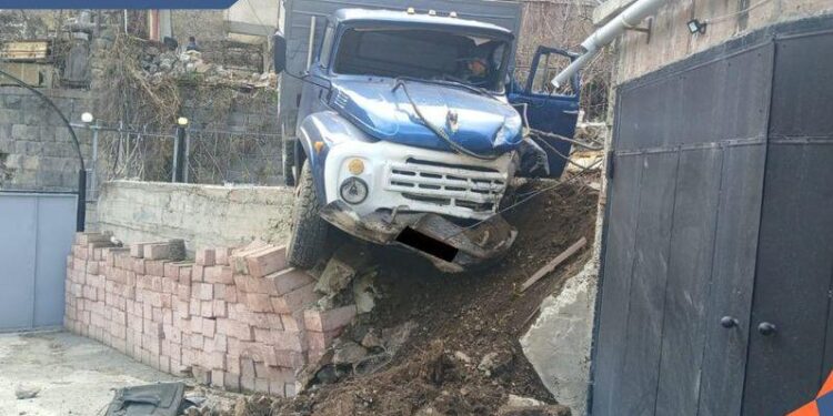 Բեռնատարը մխրճվել է բնակելի շենքի մեջ․ կա տուժած