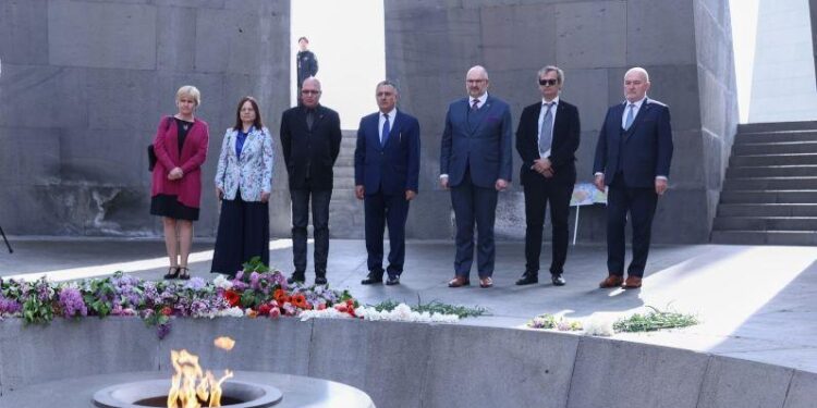 Էստոնիայի պատգամավորները այցելել են Ծիծեռնակաբերդ և Ցեղասպանության թանգարան-ինստիտուտ