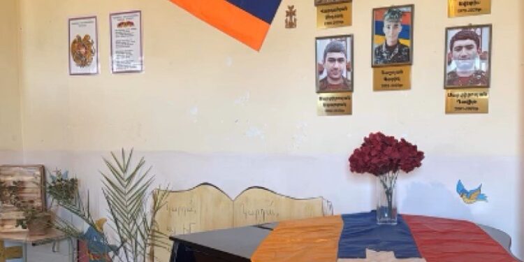 Սարդարապատի դպրոցի տնօրենը հրաժարական է տվել՝ Արցախի դրոշը չհեռացնելու համար