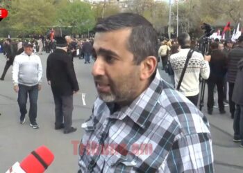 Փռթիկ-փռթիկ արեցին երեխեքին, մենակ իրանց դոշը առաջ տվին, որ իրանց ոտերի տակ լպստեն. ցուցարար