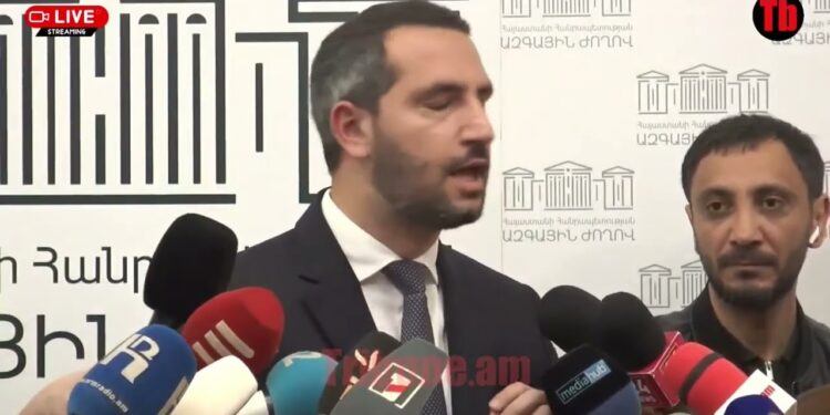 Ցուցամատը մի՛ տնկեք, ինձ հետ այդպես մի՛ խոսեք. թեժ կռիվ՝ Ռուբինյանի ու լրագրողների միջև