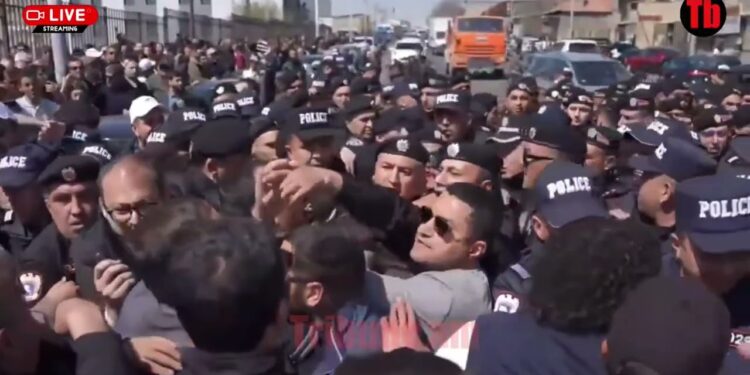 Ծեծուջարդով տանում են «Ուժեղ Հայաստան»-ի անդամներին