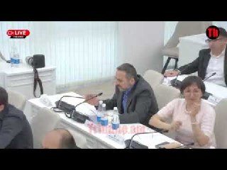 Ավինյանի պապայի հետ փոխկապակցված է, համ կոմպյուտեր ա բերում, համ տնկի. Զարոկյան