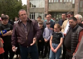 Խախտել՝ խախտել եմ, տուգանի, ես քո համար հանցագո՞րծ եմ, որ կարմիր լույսի տակով անցել եմ. Ծառուկյան