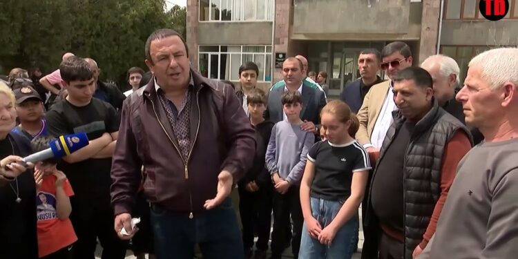 Խախտել՝ խախտել եմ, տուգանի, ես քո համար հանցագո՞րծ եմ, որ կարմիր լույսի տակով անցել եմ. Ծառուկյան