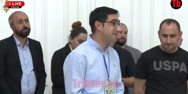 Ու՞մ ձեռն են բռնել. Փաշինյանը՝ քաղաքացուն նյութապես շահագրգռելու մասին