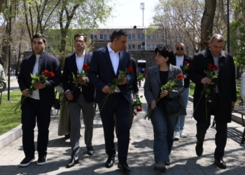 Արման Թաթոյանը Դեմիրճյանի ծննդյան օրվա առթիվ ծաղիկներ է խոնարհել նրա շիրիմին