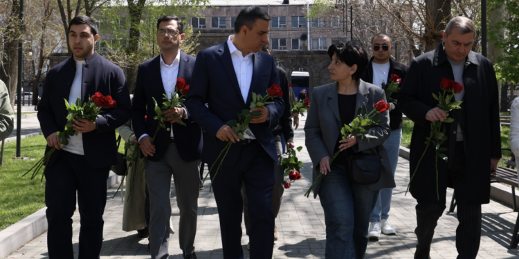 Արման Թաթոյանը Դեմիրճյանի ծննդյան օրվա առթիվ ծաղիկներ է խոնարհել նրա շիրիմին