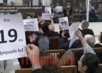 Բագրատ սրբազանի աջակիցների ակցիան՝ դատարանի դահլիճում