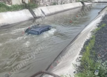 Երևանում ավտոմեքենան ընկել է ջրանցք