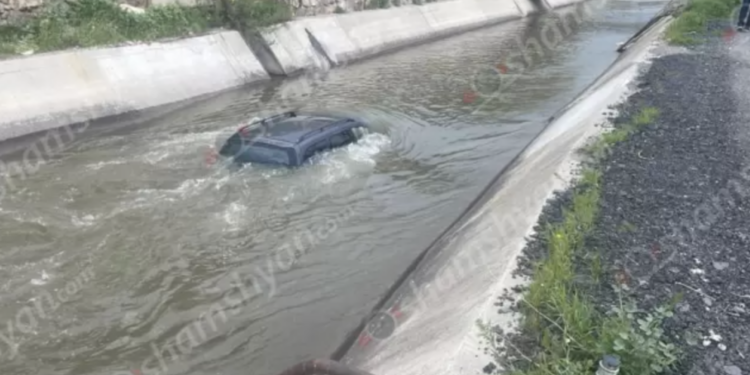 Երևանում ավտոմեքենան ընկել է ջրանցքը
