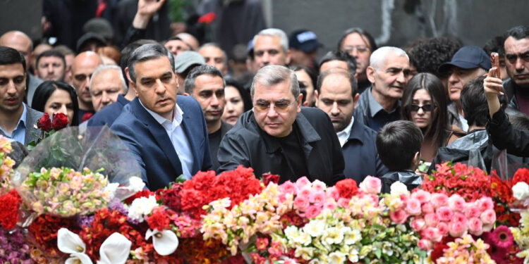 Այսօր կարեւոր է ազնվորեն պատասխանել մի քանի հարցի. Արման Թաթոյանը «Միասնության թեւերի» թիմի հետ այցելել է Ծիծեռնակաբերդի հուշահամալիր